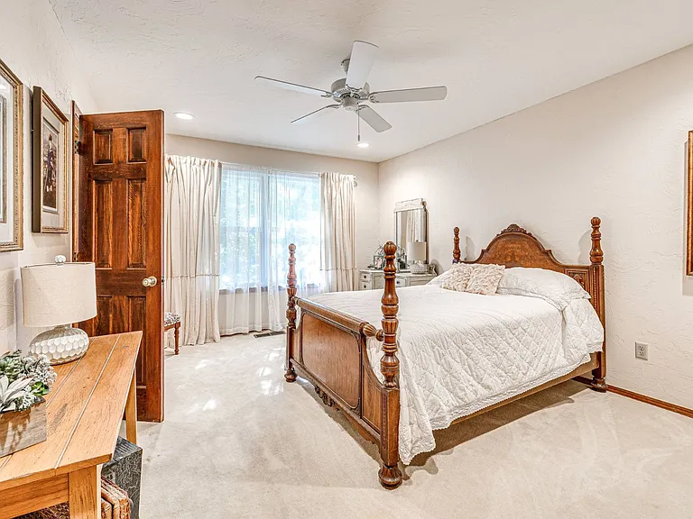 Gated 4-Bed Luxury Home in Edmond, OK – Online Auction