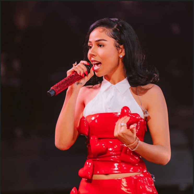 Mariah the Scientist, an American R&B singer-songwriter, from her early life to her career highlights, net worth, and personal life photos